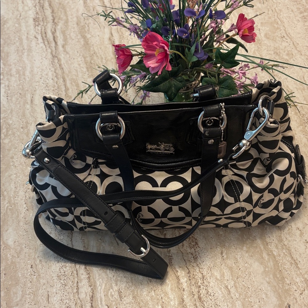 Coach Madison Black and Cream Signature Shoulder Bag - Picture 2 of 16